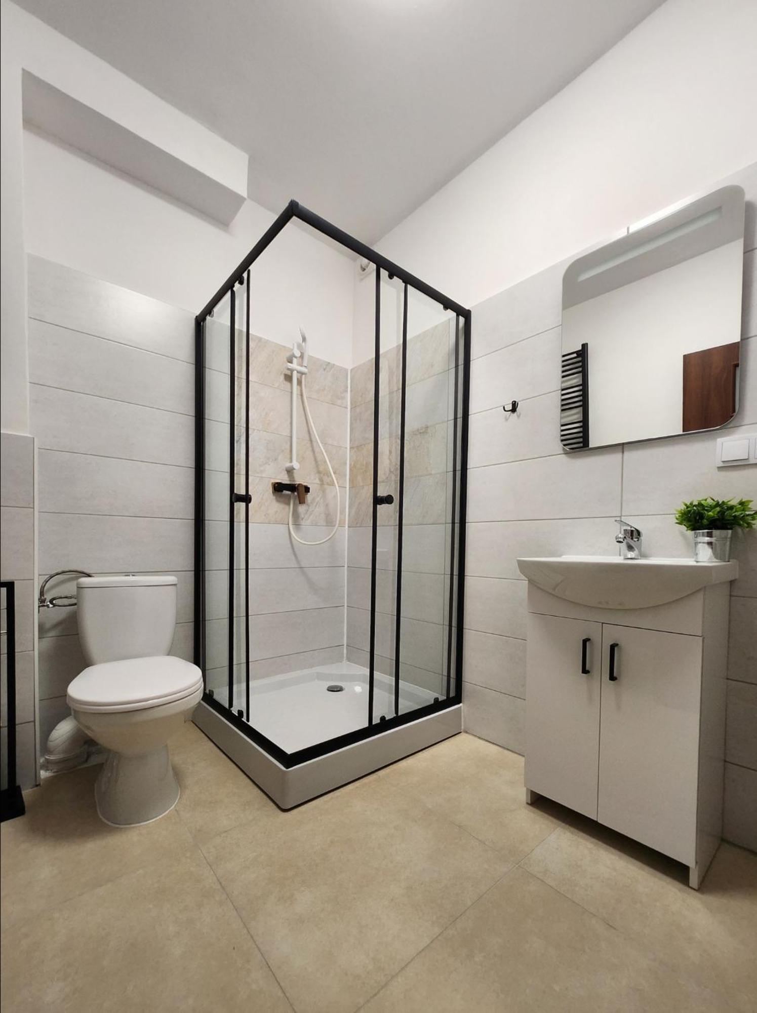 Pokój z 2 łóżkami pojedynczymi i prywatną łazienką